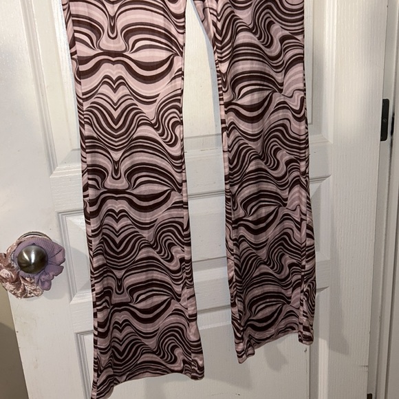 🩵3/$20🩵 TRIPPY PATTERN BROWN AND MAUVE FLARE STRETCHY HIGH WAISTED DANCE PANTS - Picture 3 of 7